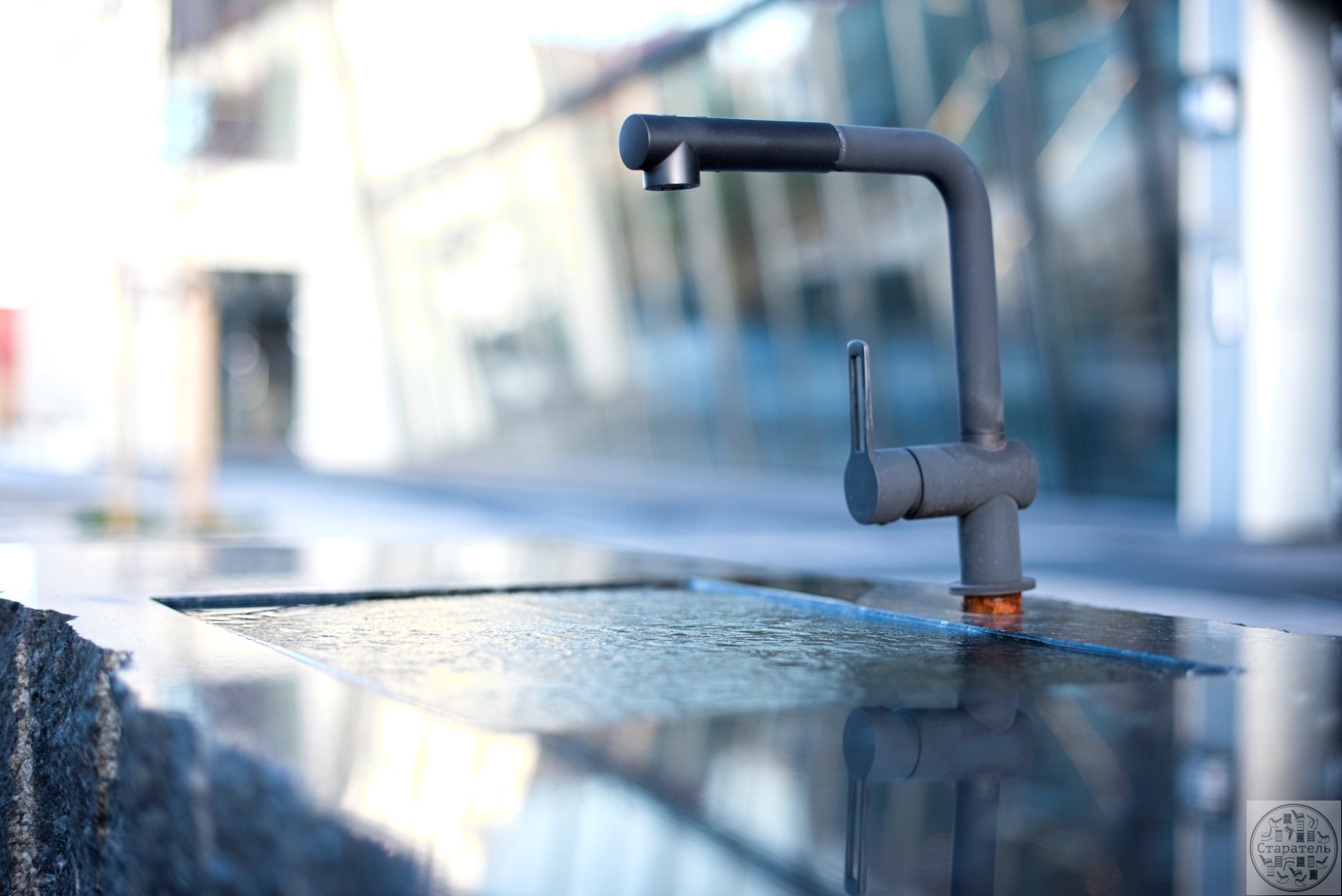 В статье мы выберем основные характеристики, которые следует учесть при выборе смесителя для кухни.